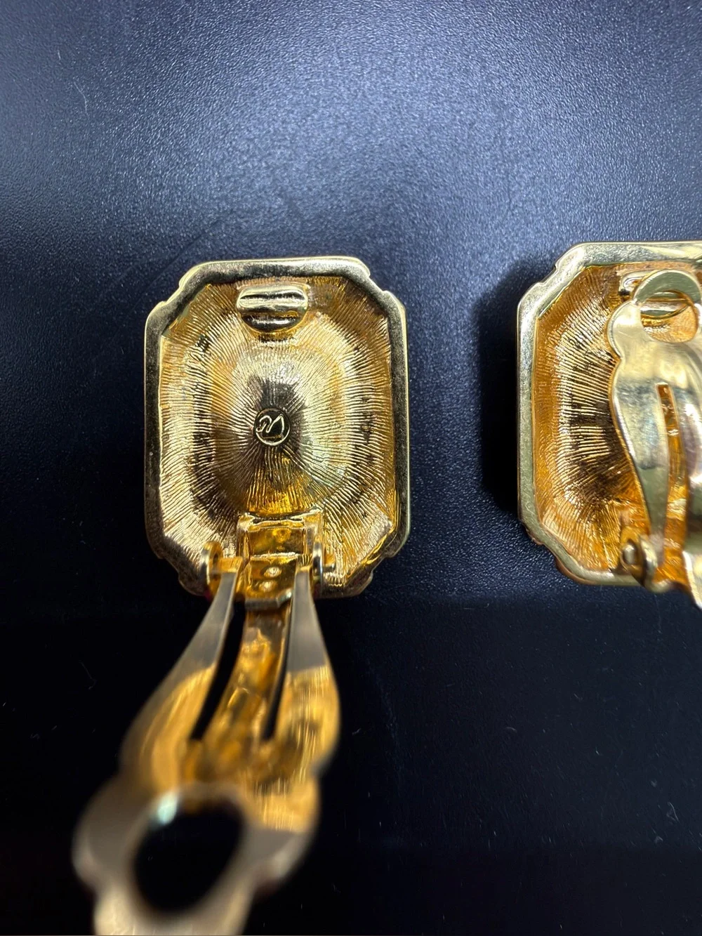 SWAROVSKI RED FACETED EMERALD CUT CRYSTAL GOLD TONE BLACK ENAMEL CLIP EARRINGS - Picture 4 of 6